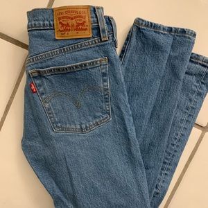 NWOT Levi’s High Waisted Straight Leg Jeans Sz. 27